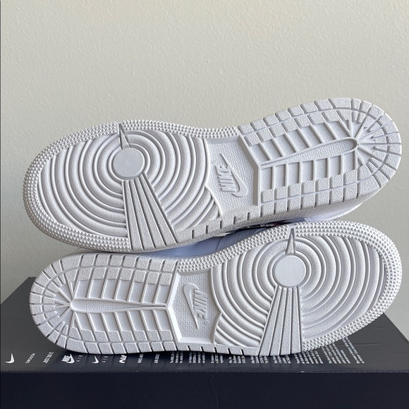 Nike Air Jordan 1 Rose Custom - Picture 6 of 8